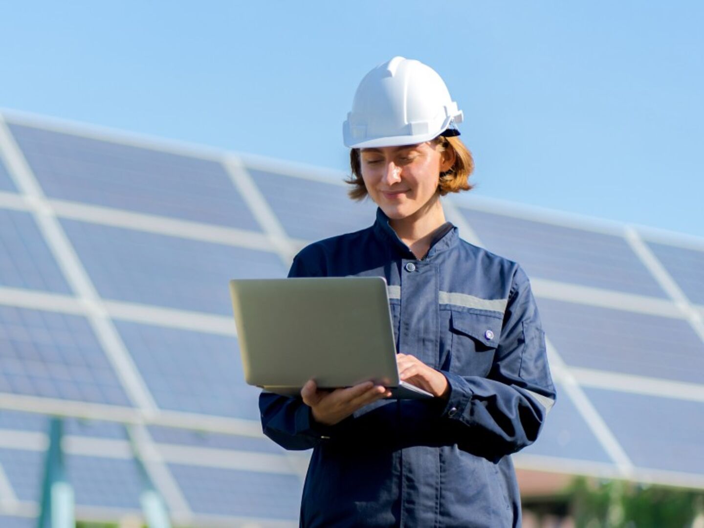 Técnico revisando instalación fotovoltaica